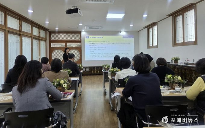 명예공중위생감시원들이 27일 안산시행복예절관에서 직무교육을 듣고 있다.