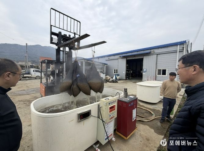 볍씨 종자 10kg 단위 10포대를 온탕소독기에 담가 소독하고 있다.