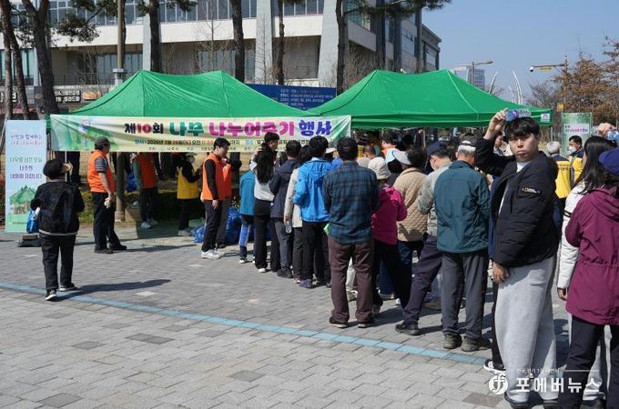 나주시가 지난 28일 빛가람호수공원에서 ‘제10회 나무 나누어주기 행사’를 개최했다.