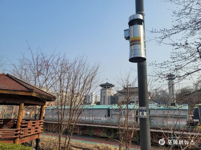 우이천에 설치된 해충유인살충기