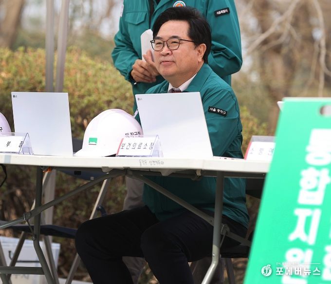 박일하 동작구청장이 지난 27일 현충원 내 서달산 일대에서 ‘유관기관 합동 산불대응 모의훈련’에 참여하고 있다.