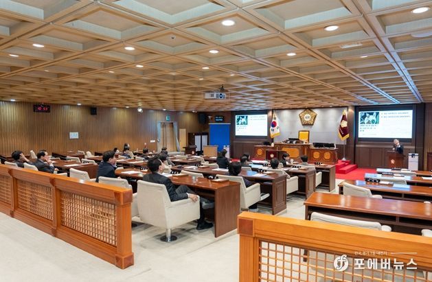 부패방지 교육을 듣고 있는 강남구의회 의원들