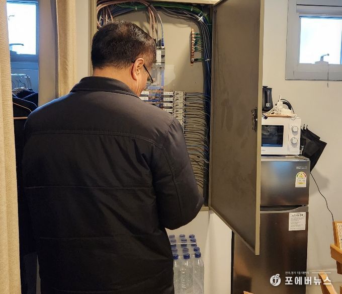 중구 점검반이 숙박시설을 방문해 시설을 점검하고 있다