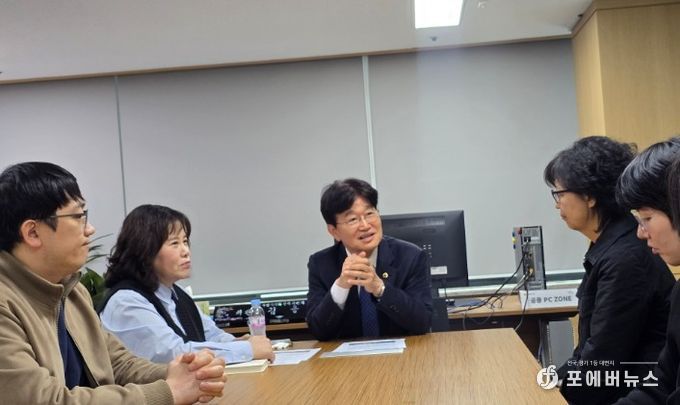 22기 정책위원회 간담회를 진행하고 있는 김용일 정책위원장