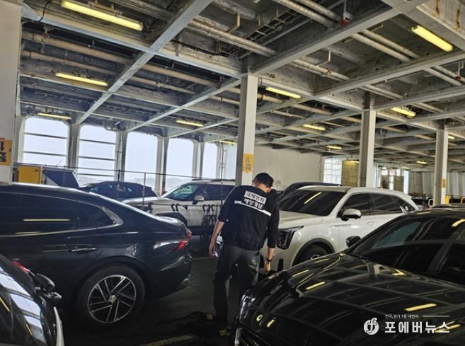 여객선 내 적재된 차량을 점검 중인 완도해경의 모습(배포사진)