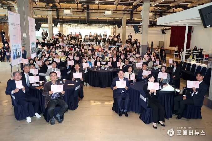 이재식 의장을 비롯한 참석자들이 ‘2026년 보건의 날 기념행사’에서 기념촬영을 하고 있다.