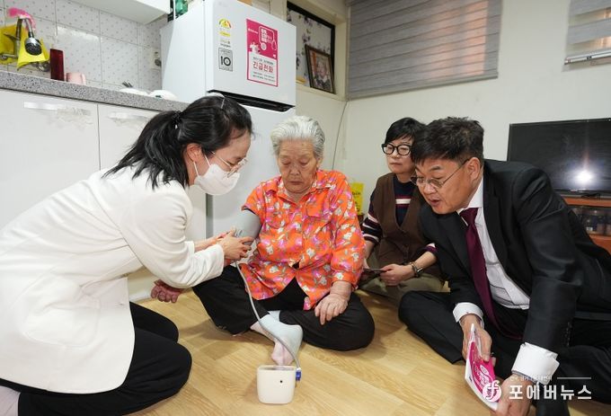 지난 3월 27일 돌봄 대상 어르신 가정을 방문한 정문헌 구청장의 모습