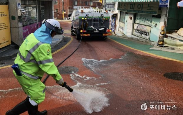 지난달 27일 학생 통학로에서 쓰레기를 수거하고 고압수를 사용한 물청소를 실시하고 있다