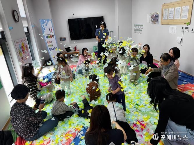 순천시육아종합지원센터에서 어린이집을 방문해 ‘엄마, 아빠랑 함께 놀아요’ 프로그램을 진행하고 있다
