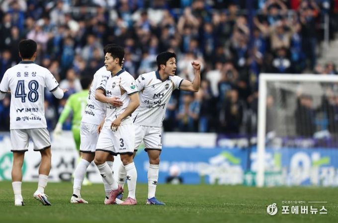 4월 5일 인천 원정경기에서 김천상무 고재현이 만회골을 넣고 세리모니를 하고 있다