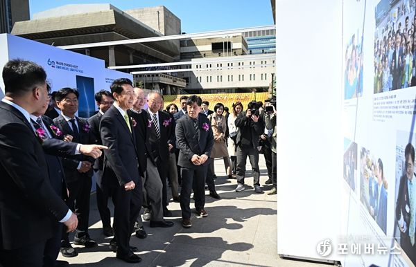 오세훈 서울시장이 7일(화) 열린 「제62회 한국보도사진전: 오늘의 보도사진, 내일의 역사가 되다」에서 전시를 관람하고 있다.