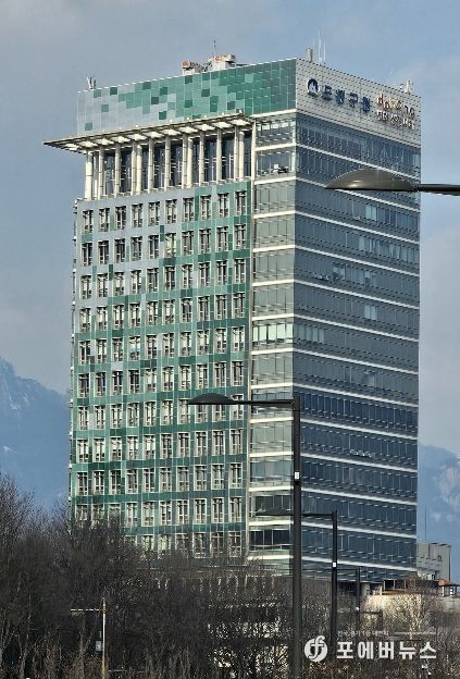 도봉구청사 외벽에 설치된 건물일체형 태양광(BIPV)