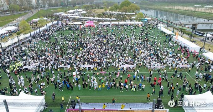 ‘제15회 양천마라톤 대회 #벚꽃런’ 참여를 위해 해마루축구장에 모인 참가자들