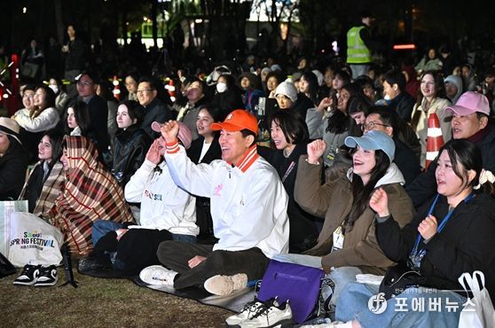 오세훈 서울시장이 10일(금) 영등포구 여의도한강공원에서 열린 '2026 서울스프링페스티벌'에서 시민들과 함께 '한강 드론라이트쇼'를 관람하고 있다.