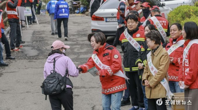 과천시, 관악산 등산로 입구에서 산불 예방 홍보 펼쳐