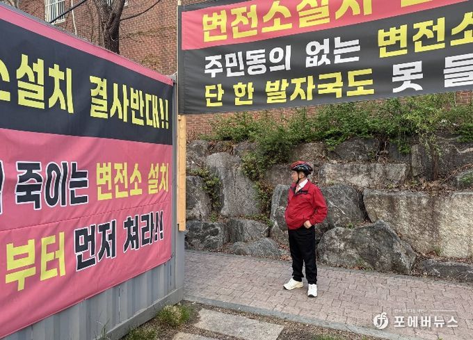 이필형 동대문구청장이 13일 따릉이로 출근하면서 청량리 변전소 예정 부지를 둘러보고 있다.