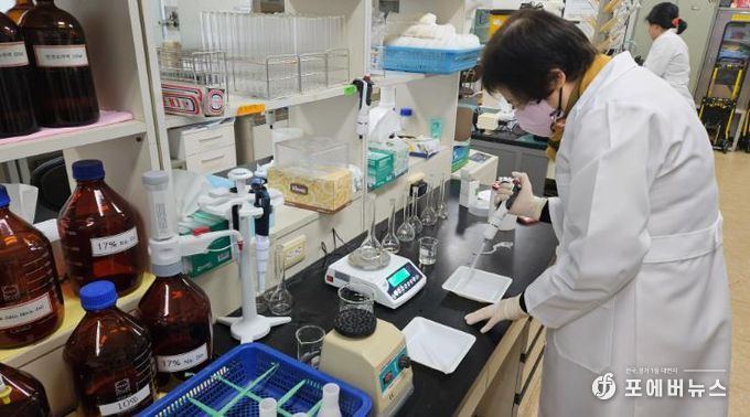 농업기술센터 관계자가 토양분석을 실시하고 있다.