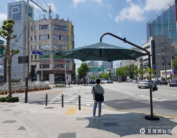 무더위 그늘막이 설치되어 있는 모습