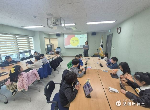 구로미래인재 로봇코딩 프로젝트 1기 초등학교 1·2학년 학생들이 카미봇 프로그램 수업을 듣고 있다.