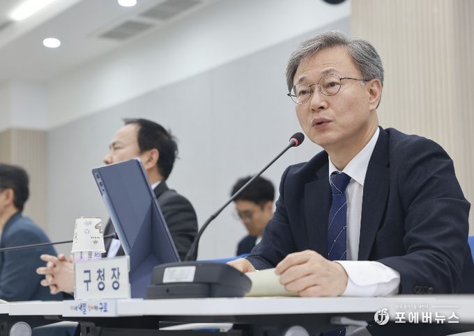 장인홍 구로구청장(오른쪽)이 15일 창의홀에서 열린 ‘2026년 1분기 공약사업 검토보고회’에서 발언하고 있다.