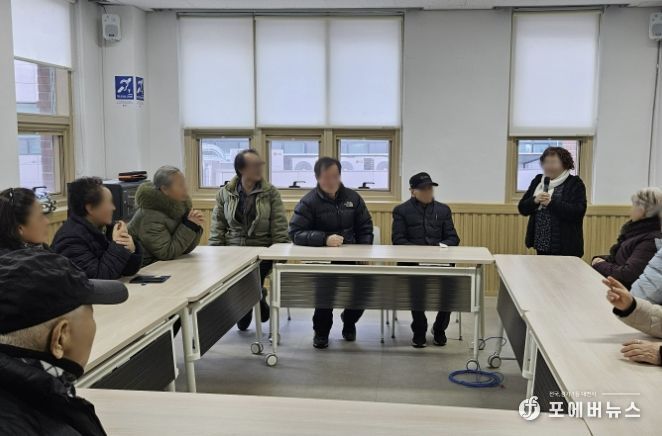 시민들이 부천시장애인회관에 설치된 텔레코일존을 이용하고 있다.