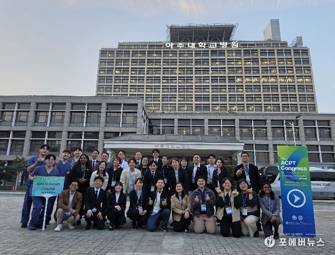 프로그램 참가자들이 아주대학교에서 기념 촬영을 하고 있다.
