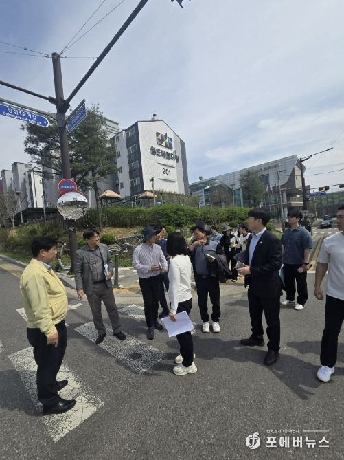 병점구청장을 비롯한 관계 공무원들이 ‘로드아이(RDAI)’ 활동의 일환으로 현장 점검을 실시하고 있다