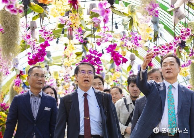 오른쪽부터 농업생태원을 둘러보는 정장선 평택시장, 황웨이저 대만 타이난시장, 이우진 평택시 농업기술센터 소장