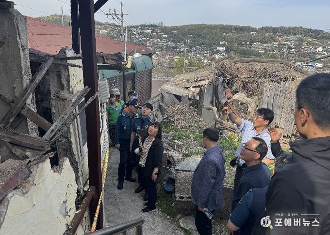 성북구 관계부서와 성북경찰서, 재개발정비사업조합 관계자들이 성북2구역 내 빈집을 대상으로 민·관·경 합동 현장점검을 실시하고 있다.